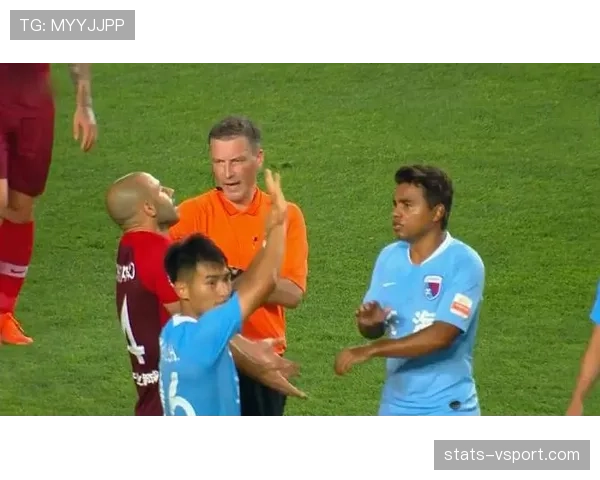 回传规则：裁判如何判定故意脚踢回传与禁用手球